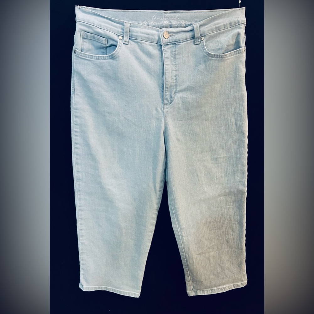 Gloria Vanderbilt All Around Slimming Effect Capri Light Blue Denim•Size 12